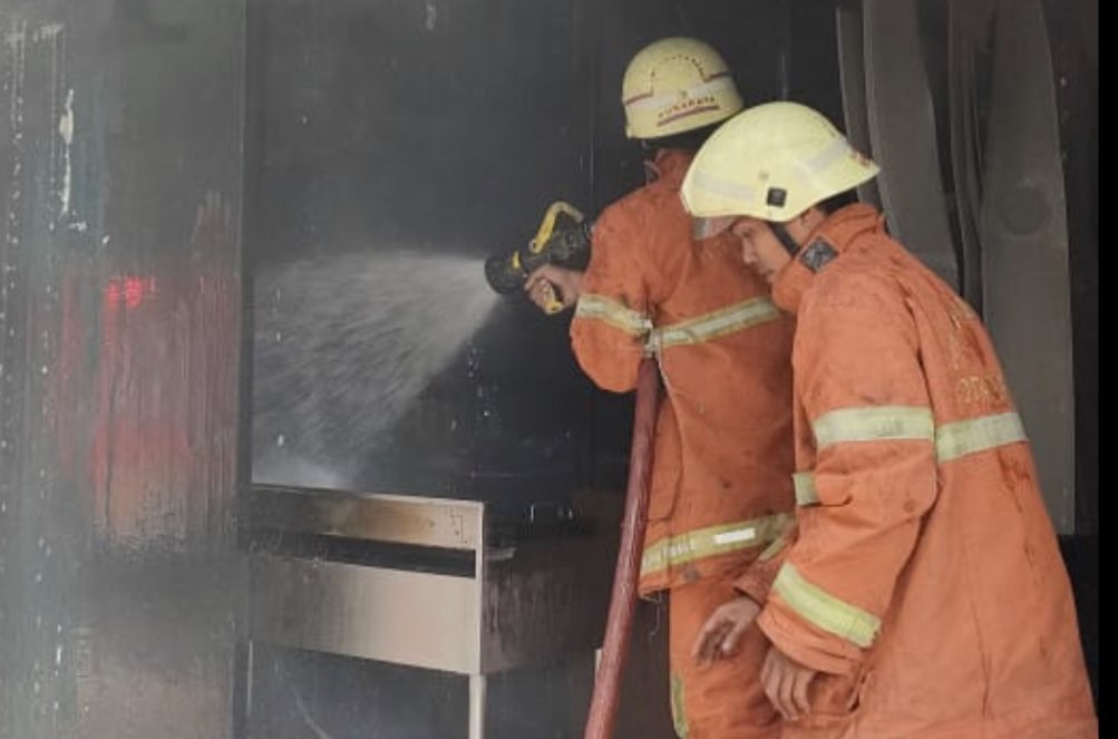 Proses pembasahan kedai burger di Jalan Babat Jerawat (Foto: dok. Damkar Surabaya)