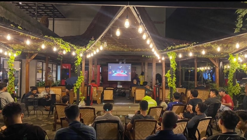 Suasana nobar final Piala Dunia di Ngopibareng Baradjawa. (Foto: Lalu Theo/Ngopibareng.id)