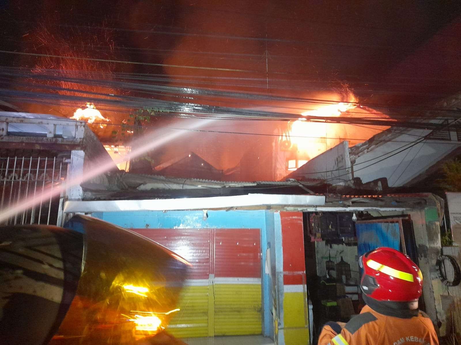 Petugas saat melakukan upaya pemadaman di Jalan Raya Semampir, Surabaya, Minggu 18 Desember 2022 dini hari. (Foto: Command Center 112)