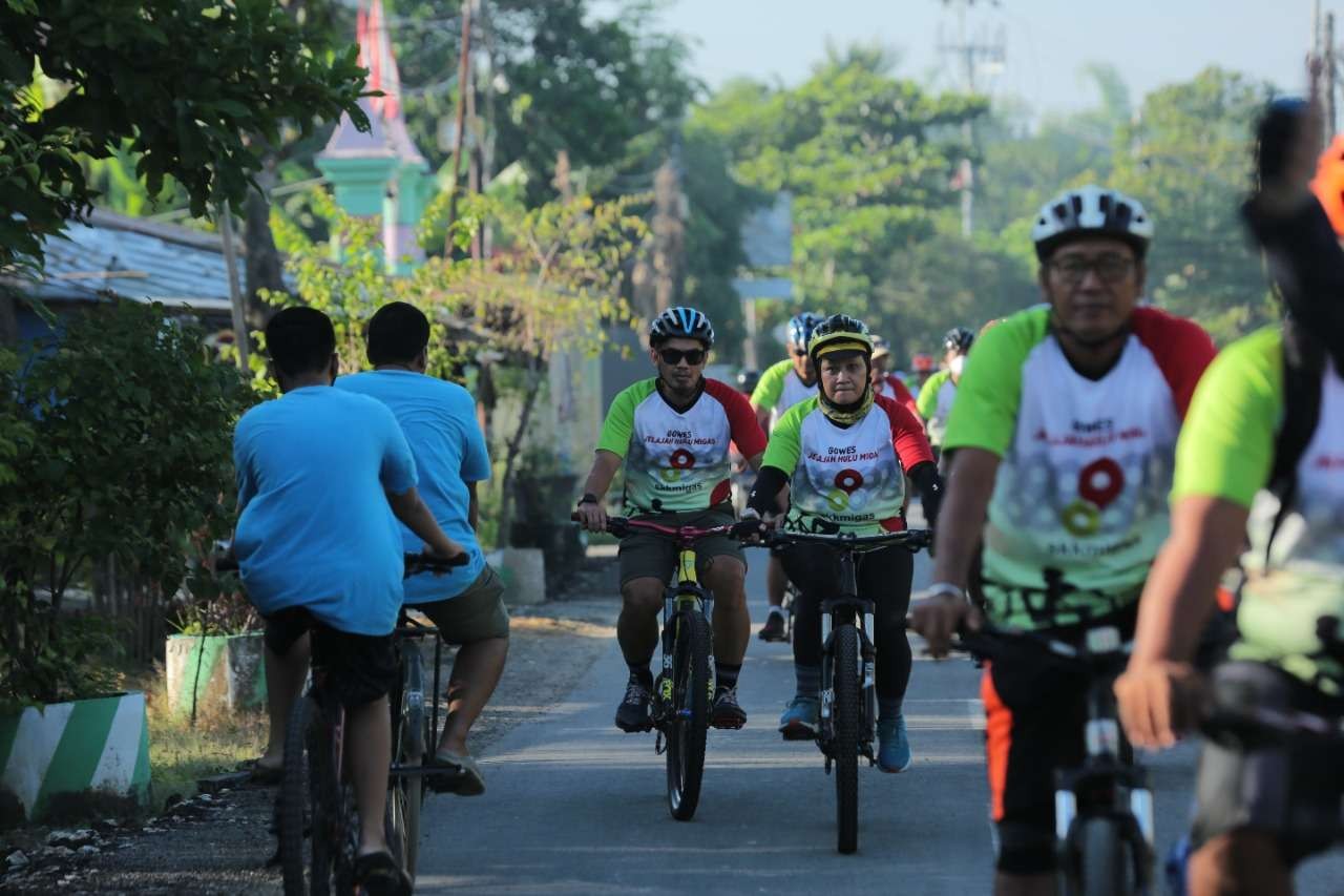 Bersepeda di acara Gowes Jelajah Hulu Migas yang diikuti 286 peserta di Bojonegoro, Minggu 18 Desember 2022.Selama acara gowes itu juga dilakukan penanaman di Waduk Gerobokan, Bojonegoro. (Foto: dok. SKK-Migas)