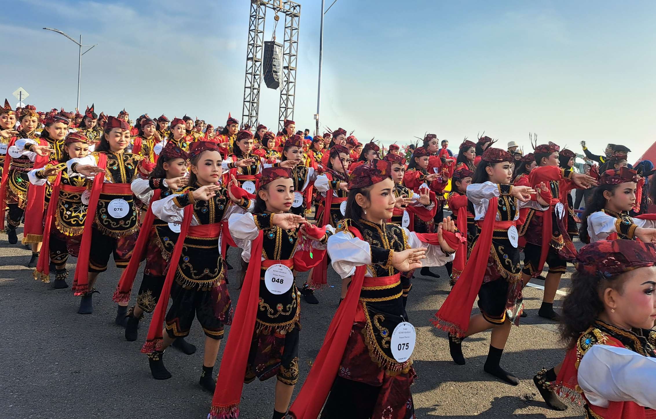 Tari Remo yang dilakukan serentak di 10 titik di Surabaya untuk pecahkan Rekor Muri. (Foto: Pita Sari/Ngopibareng.id)