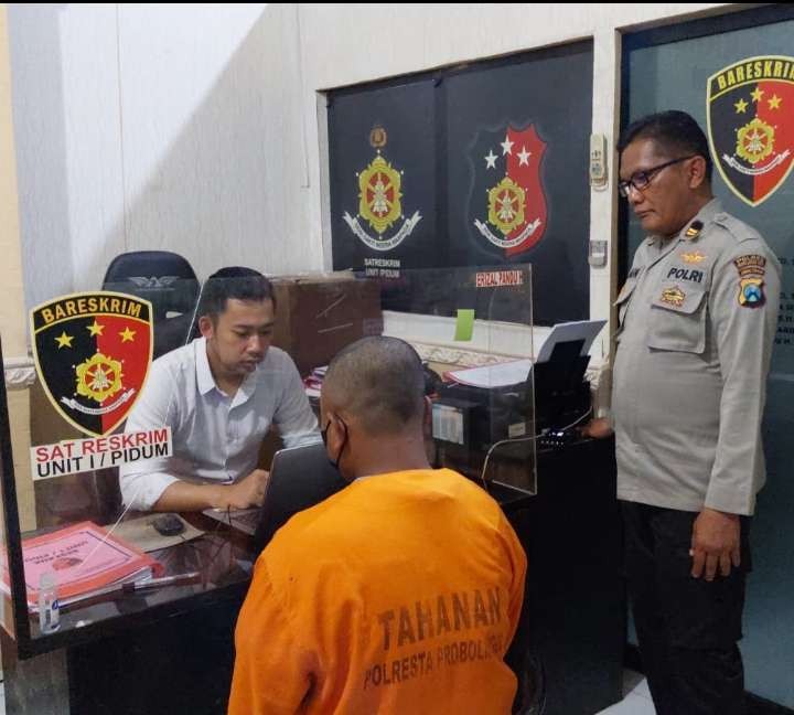 Tersangka Bebun, 35 tahun saat diperiksa di ruang Satreskrim Polresta Probolinggo. (Foto: Ikhsan Mahmudi/Ngopibareng.id)