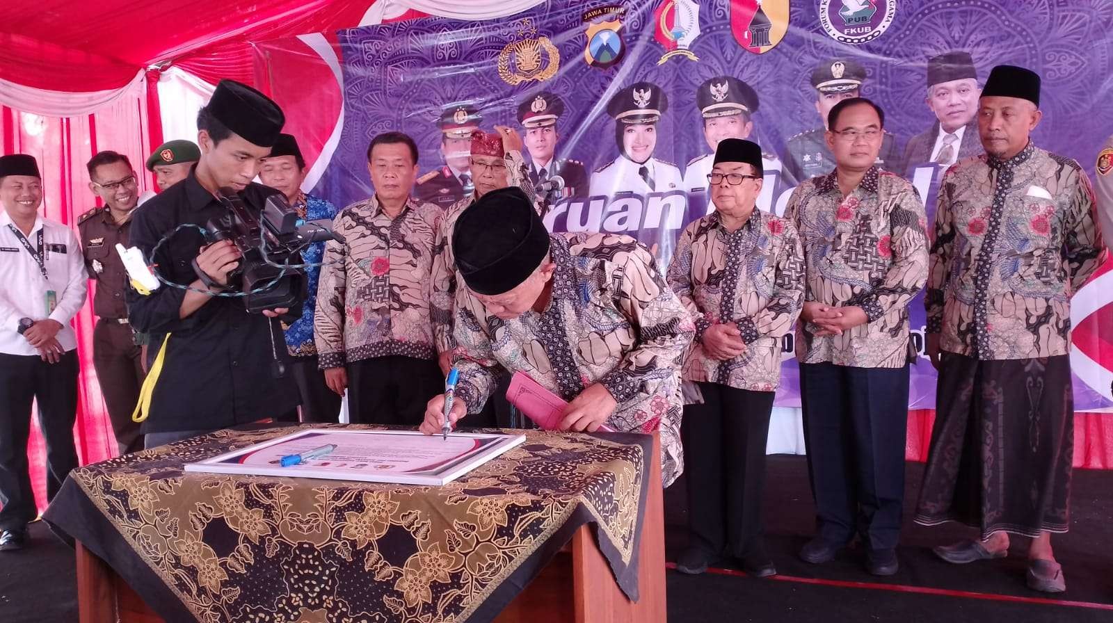 Anggota FKUB Bojonegoro tanda tangani prasasti perdamaian. (foto: Humas Polres Bojonegoro)