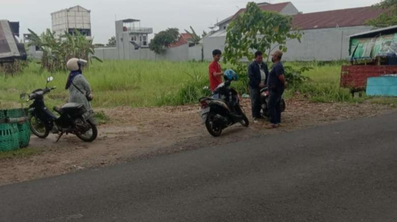 Polisi mendatangi TKP perampasan tas berisi uang Rp 5,25 juta.(Foto Dokumen Humas Polres Mojokerto)