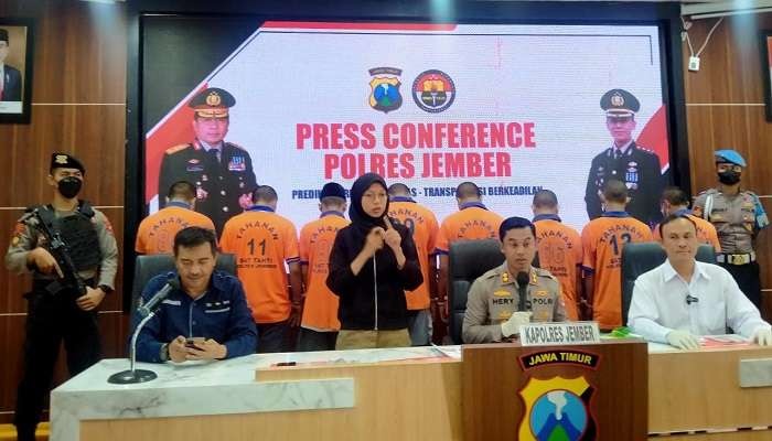 Kapolres Jember AKBP Hery Purnomo memaparkan kasus peredaran sabu dan okerbaya. (Foto: Rusdi/Ngopibareng.id)