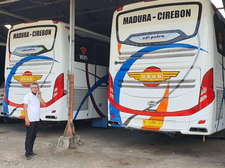 Ketua Organda Probolinggo, Tommy Wahyu Prakoso di belakang bus-bus pariwasata yang dikelolanya. (Foto: Ikhsan Mahmudi/Ngopibareng.id)