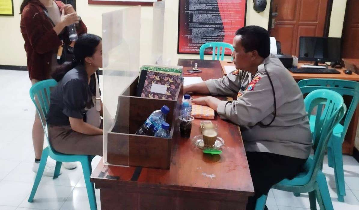 Salah satu korban kecopetan melapor ke Polsek Banyuwangi, Minggu 18 Desember 2022 malam. (Foto: Muh Hujaini/Ngopibareng.id)