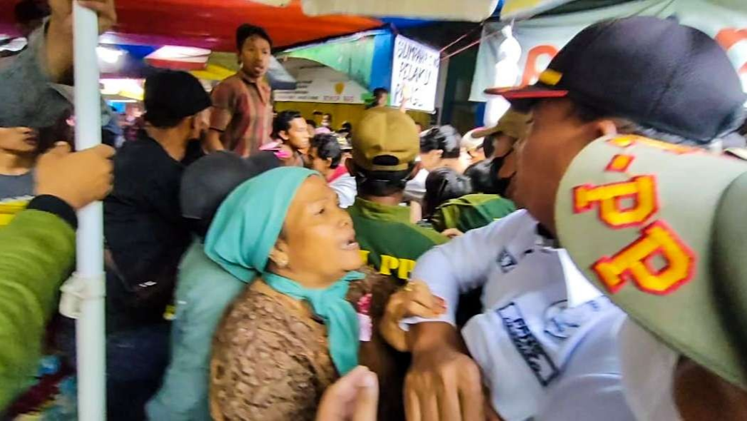 Aksi saling dorong pedagang di Pasar Larangan dengan petugas (foto : Aini/Ngopibareng.id)