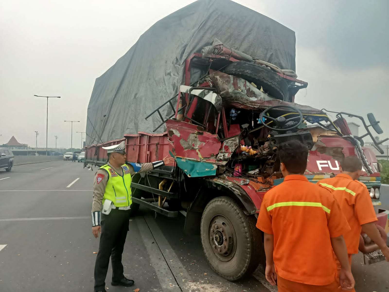 Petugas saat melakukan olah TKP di Tol Dupak, Surabaya, Senin 19 Desember 2022. (Foto: PJR Polda Jatim)