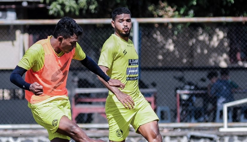 Skuat Arema FC saat menjalani sesi latihan jelang laga melawan Madura United. (Foto: Twitter @AremafcOfficial)