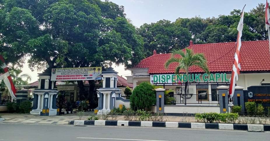 Kantor Dinas Kependudukan dan Pencatatan Sipil Kabupaten Tuban dari depan (Foto : Khoirul Huda/Ngopibareng.id)