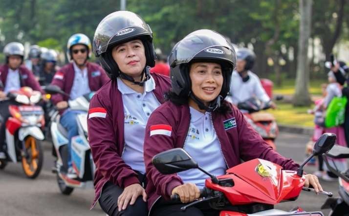 Ketua DPR RI Puan Maharani dibonceng Menteri Pemberdayaan Perempuan dan Perlindungan Anak (PPPA), I Gusti Ayu Bintang Darmawati menggunakan motor listrik ( foto: pemberitaan DPR )i