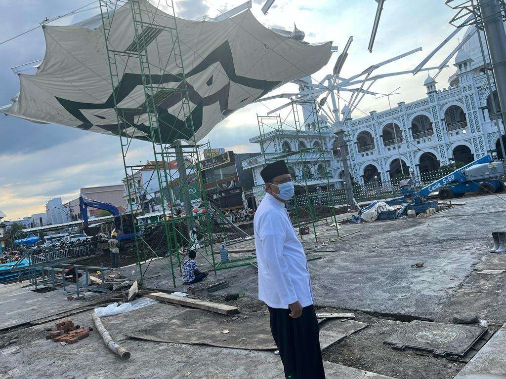 Walikota Pasuruan Saifullah Yusuf memastikan proyek pembangunan payung madinah akan selesai sesuai dengan harapan. (Foto: Dokumentasi Kota Pasuruan)