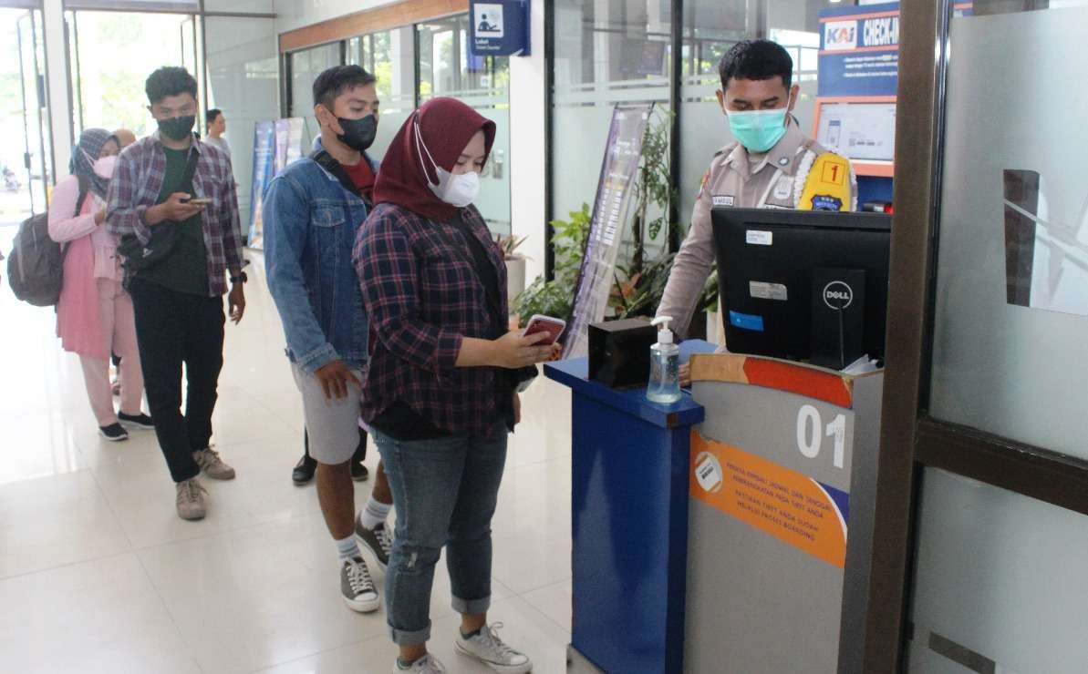 Calon penumpang kereta api melakukan boarding pas di Stasiun (foto; istimewa)