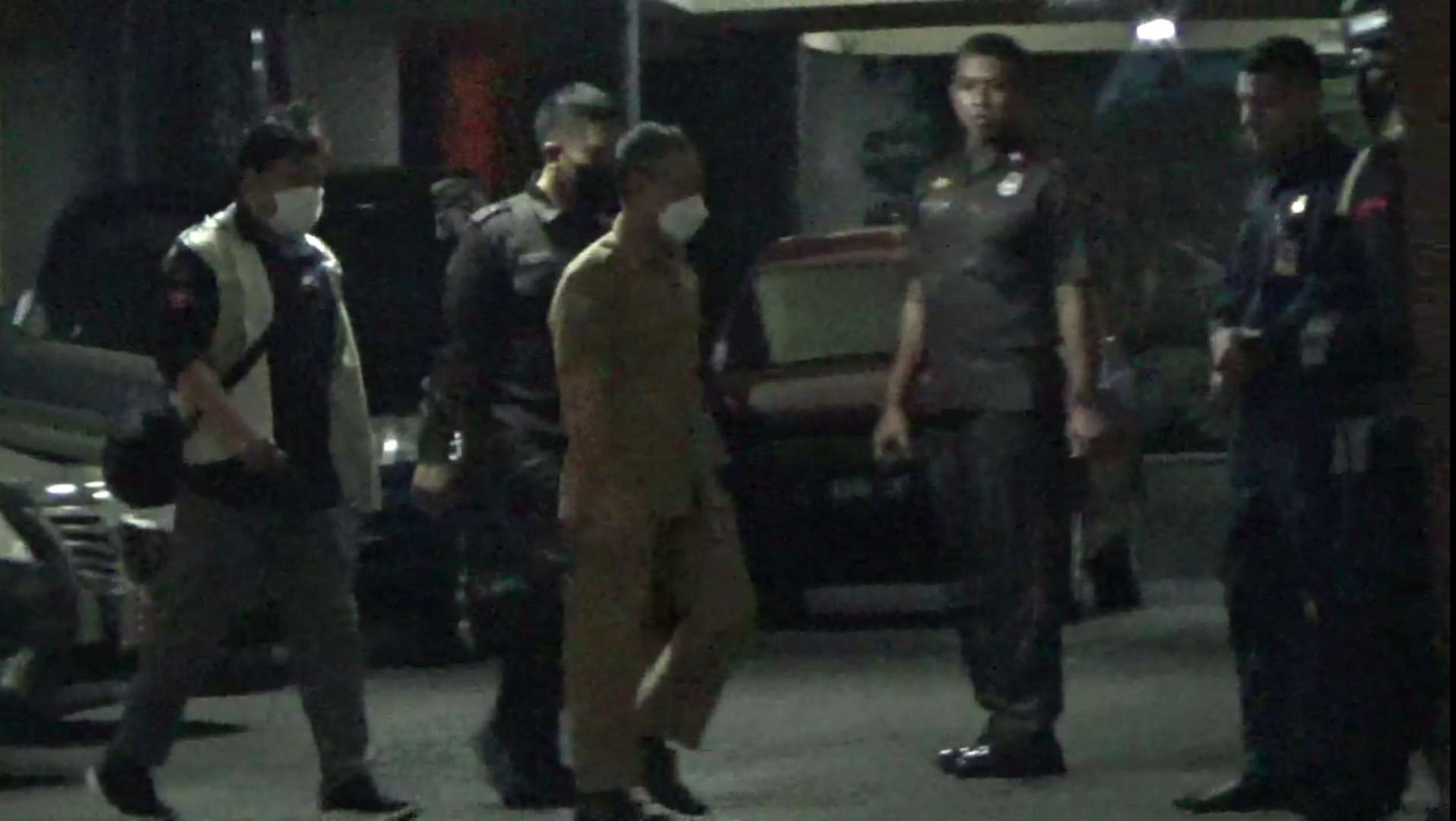 Kasubbag Rapat dan Risalah Sekwan DPRD Jatim, M Afif mengikuti proses penyidikan KPK di Gedung DPRD Jatim, Surabaya, Senin 19 Desember 2022 malam. (Foto: Tangkapan Layar)