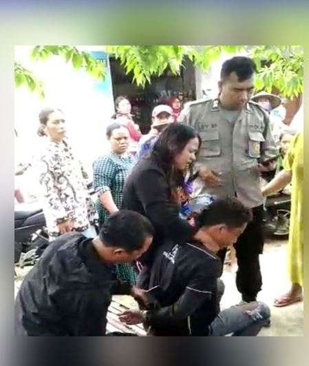 Tangkapan layar video ketika kedua pelaku pencurian rokok ditangkap warga (dok. Tangkapan Layar)