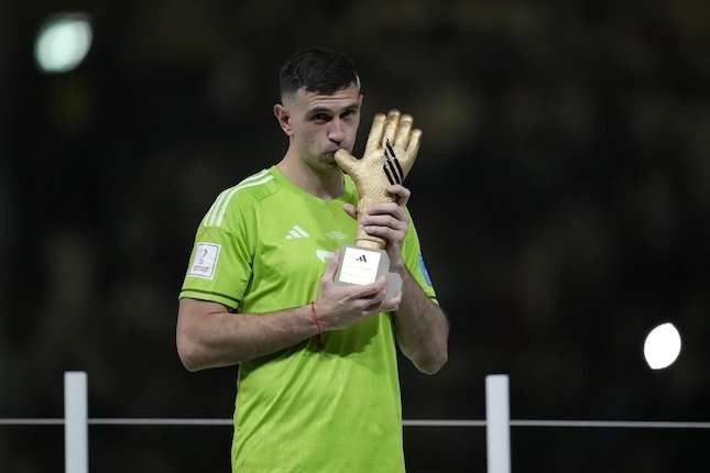 Emiliano Martinez, kiper Timnas Argentina, mendapatkan trofi Golden Glove atau sarung tangan emas di Piala Dunia 2022 Qatar. (Foto: Twitter)