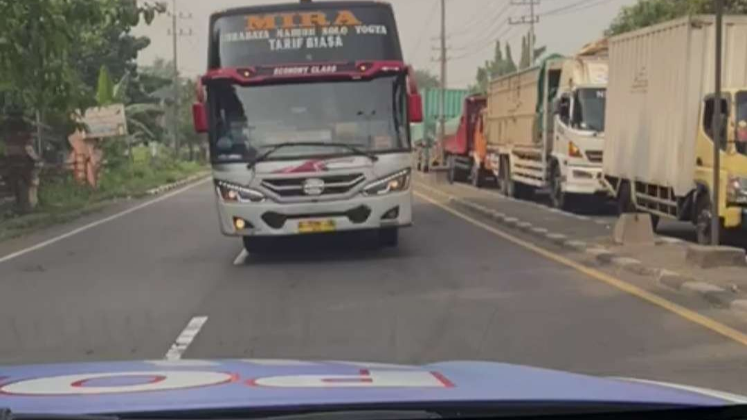 Mobil Dinas Kasat Lantas Polres Mohon Hadang Bus Mira yang Lawan Arus. (Foto: Istimewa)