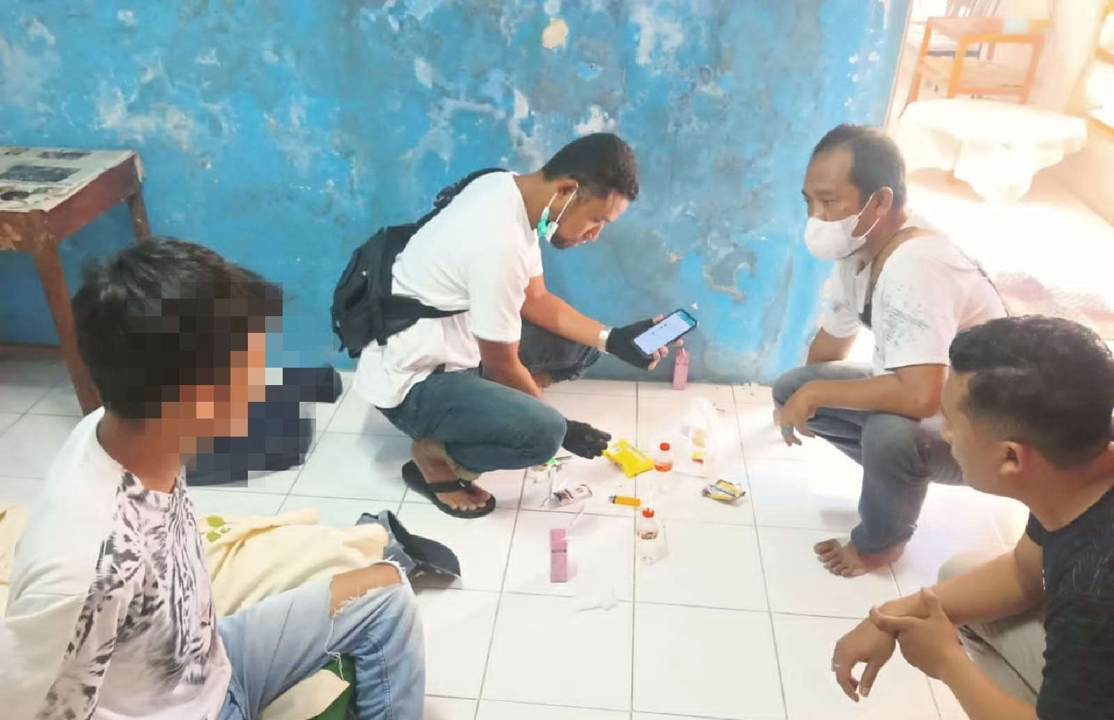 Polisi saat menggerebek rumah kos yang dijadikan tempat pesta sabu (Foto: Dok Polsek Kalisat)