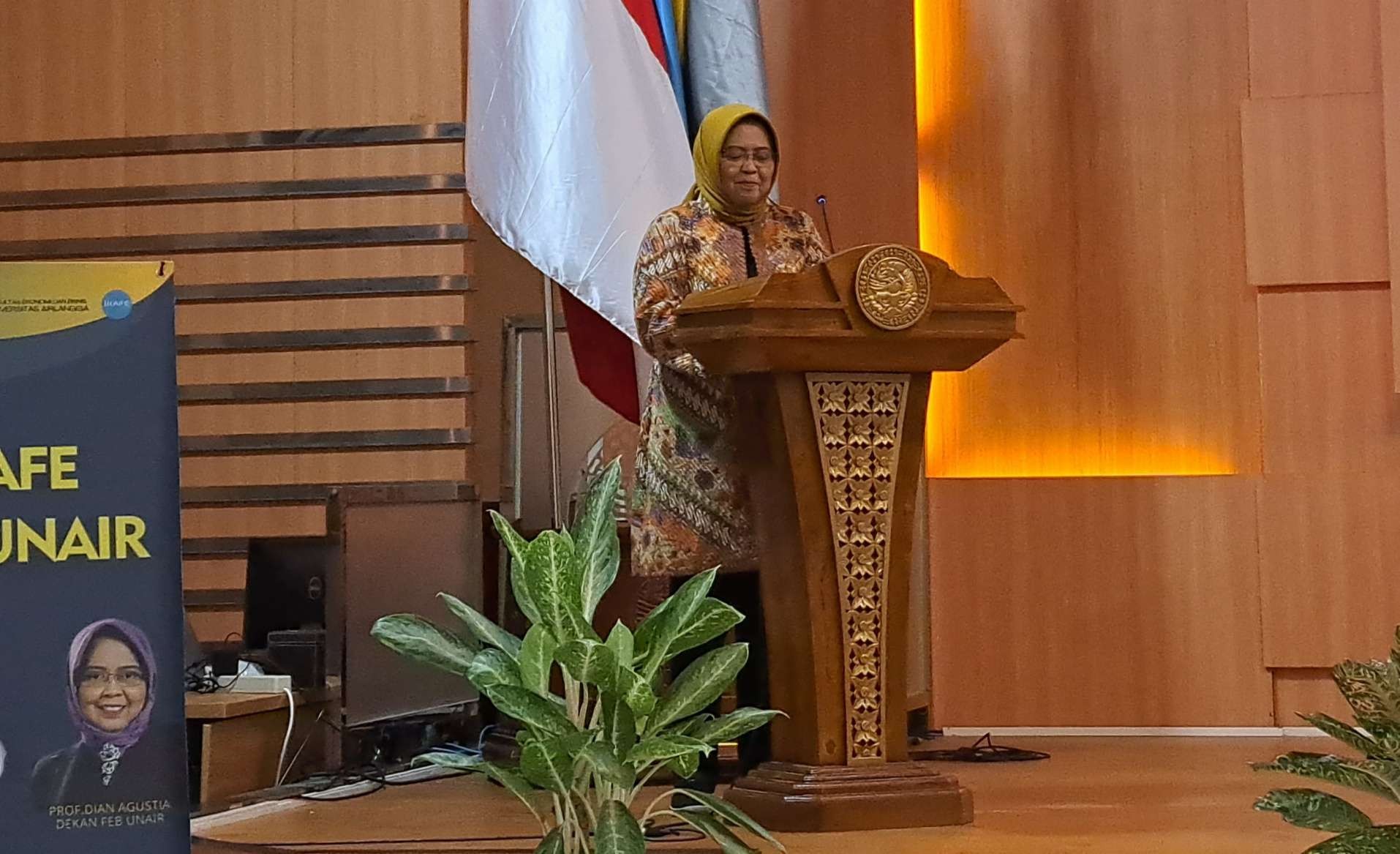 Dekan Fakultas Ekonomi dan Bisnis (FEB) Unair, Prof Dian Agustia dalam sarasehan alumni FEB Unair 2022. (Foto: Pita Sari/Ngopibareng.id)