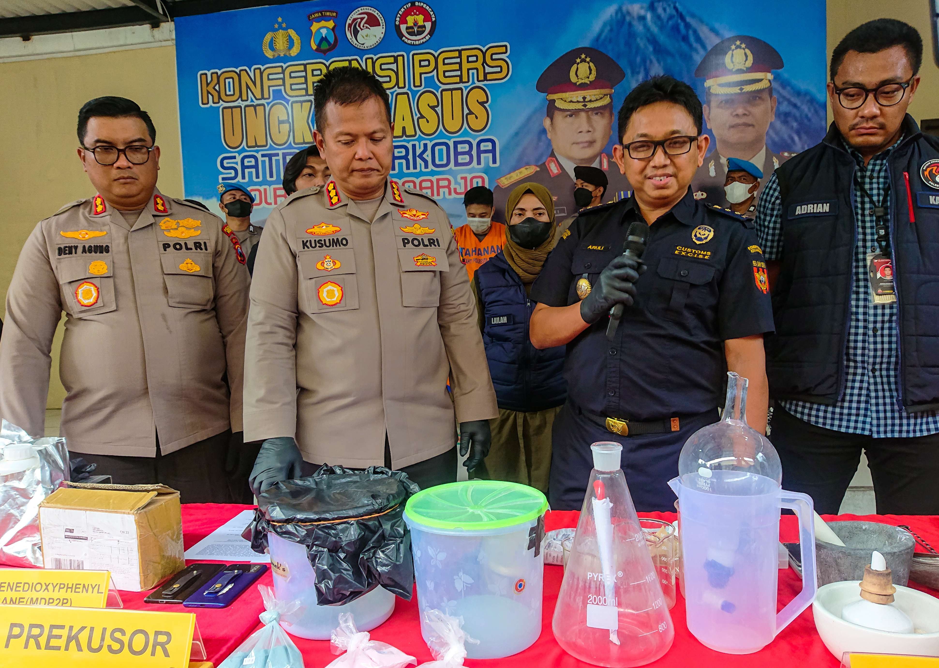 Aruli (bea cukai jatim) saat pers release di Polresta Sidoarjo (foto : Aini/Ngopibareng.id)