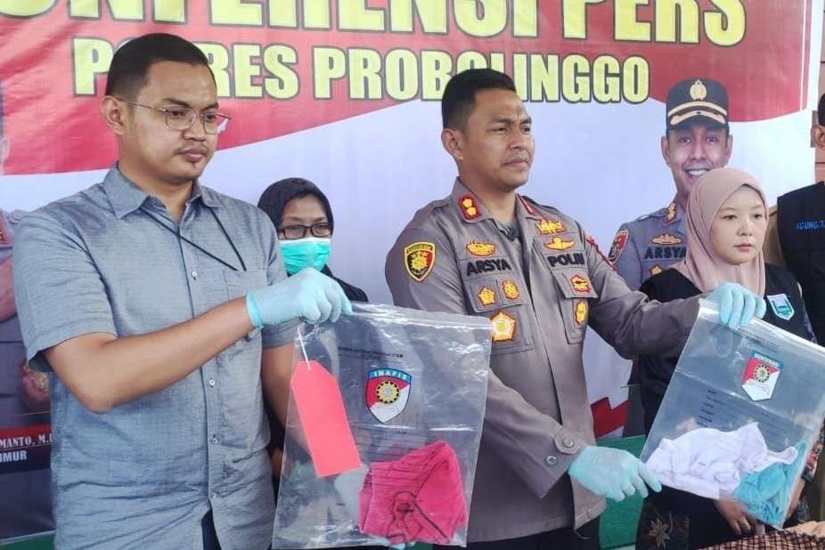 Kapolresta Pobolinggo, AKBP Teuku Arsya Khadafi (tengah) menunjukkan barang bukti kasus sodomi dengan korban bocah TK. (Foto: Ikhsan Mahmudi/Ngopibareng.id)