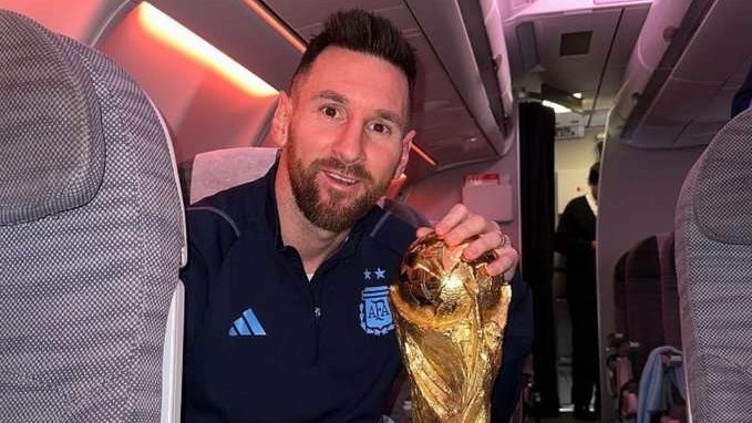 Kepulangan Timnas Argentina, Lionel Messi dkk disambut pesta pora warga di Buenos Aires. (Foto: Twitter)