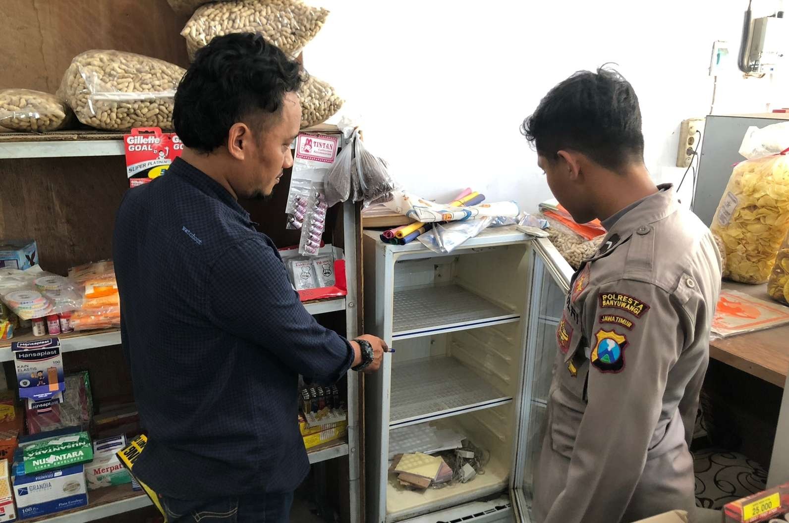 Polisi melakukan olah TKP di toko sembako yang dibobol maling (Foto: Istimewa)