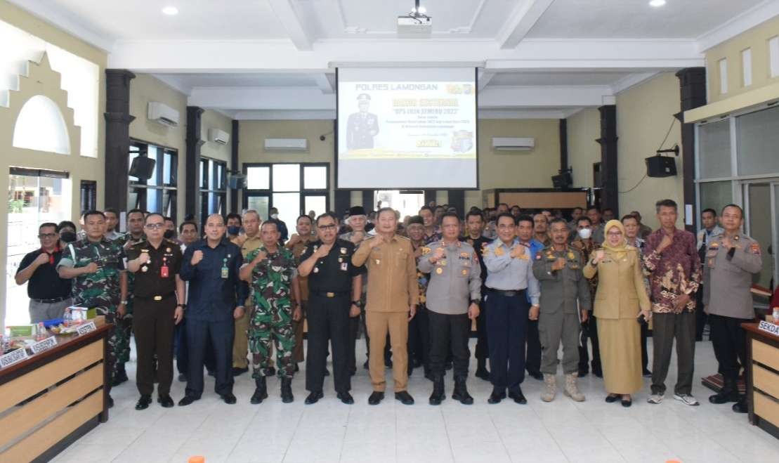 Bupati Lamongan Yuhronur Efendi beserta Forkomoimda.dan peserta rapat koordinasi Ops Lilin Semeru 2022 (Foto: Dokumen Dinas Kominfo Lamongan)