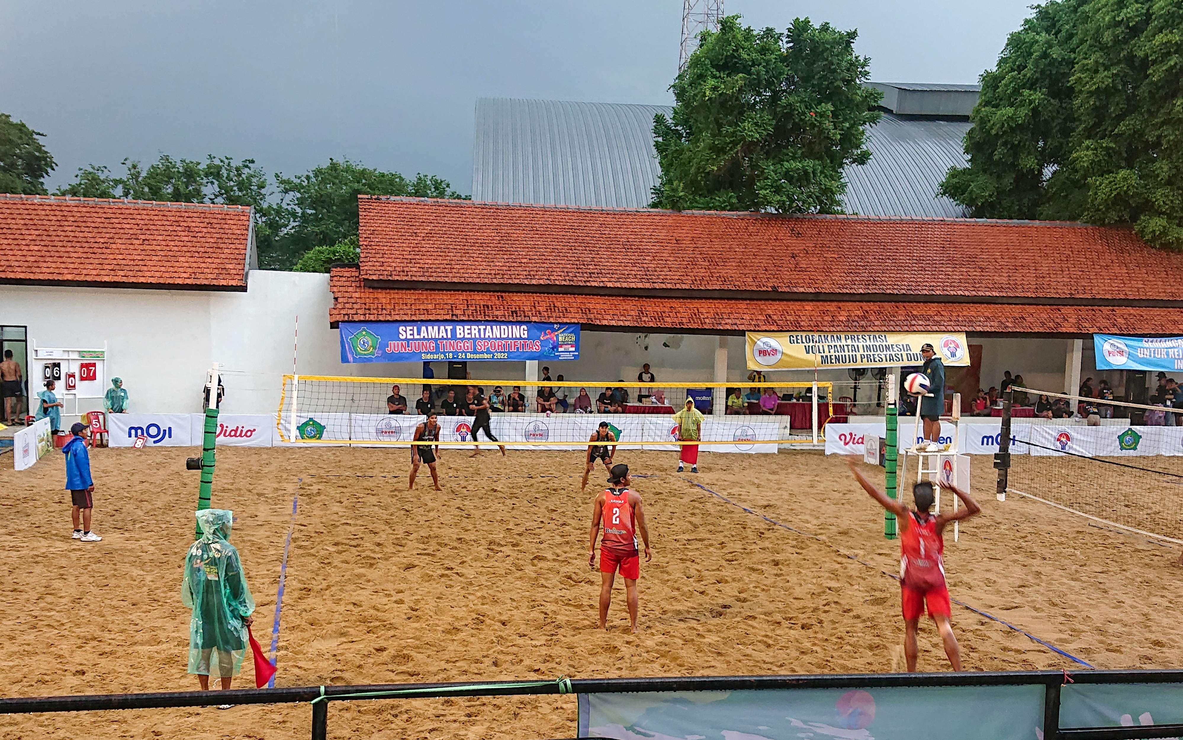 Pertandingan voli pantai putra di GOR Sidoarjo. (Foto: Aini/Ngopibareng.id)