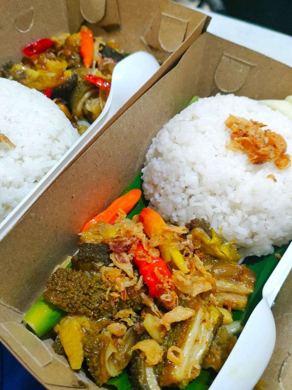 Nasi babat gongso di Kedai Dee n Vee, Kota Probolinggo dalam kemasan kotak (boks) untuk memenuhi pesanan pelanggan. (Foto: Dedik Riyawan)