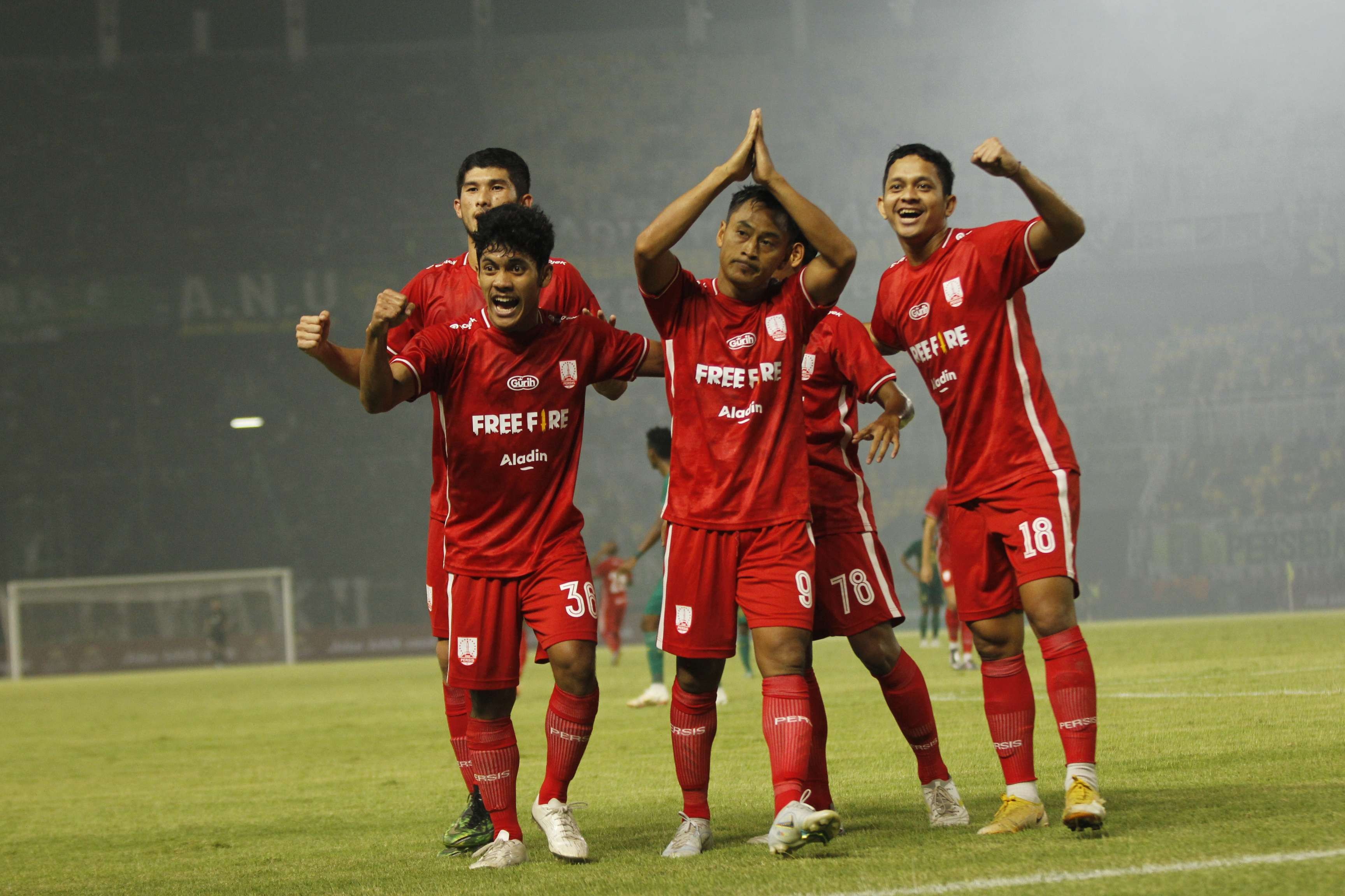 Selebrasi Pemain Persis saat menjebol gawang Persebaya di laga uji coba. (Foto: Fariz Yarbo/Ngopibareng.id)