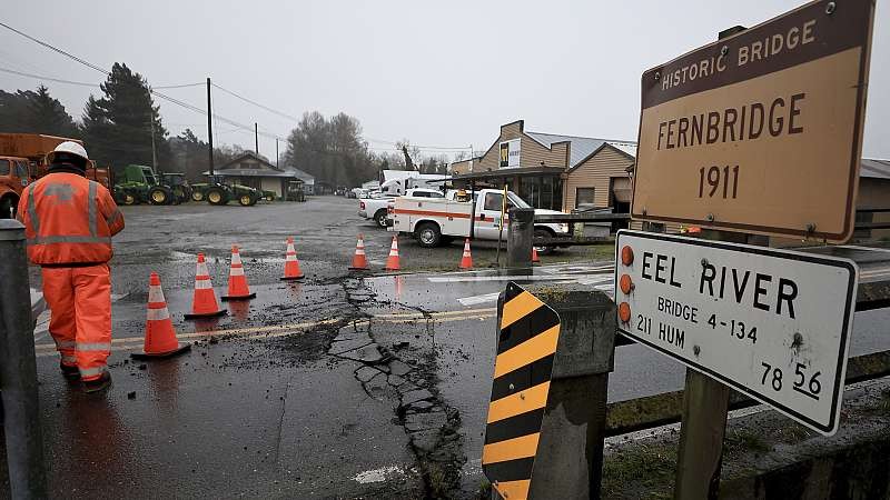 Retakan di aspal jalan hingga jembatan membuat akses ditutup sementara untuk menghindari korban jiwa usai gempa mengguncang pantai utara California, Amerika Serikat, Selasa 20 Desember 2022 dini hari waktu setempat. (Foto: Kent Porter/The Press Democrat via AP)