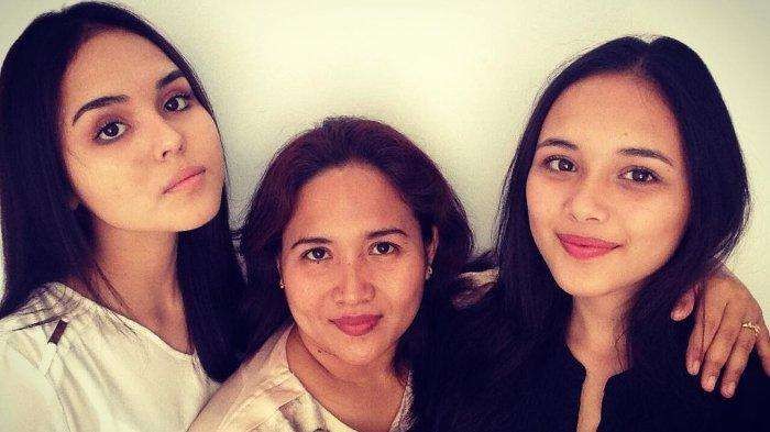 Foto kenangan Greta Irene (kanan) mengapit sang ibu, Amel, bersama mendiang adiknya, Laura Anna. (Foto: Instagram)