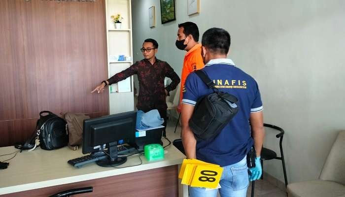 Tim Inafis Satreskrim Polres Jember saat melakukan olah TKP di Kantor Notaris Notaris Ibnu Taufik Andalusy (Foto: Dok Polsek Patrang)