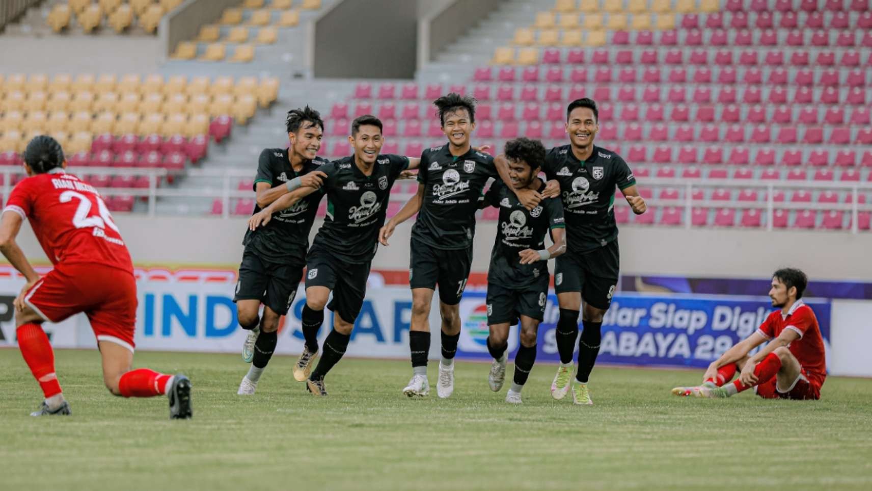 Ekspresi Pemain Persebaya saat menjebol gawang Persis Solo dalam laga uji coba. (Foto: Persebaya)