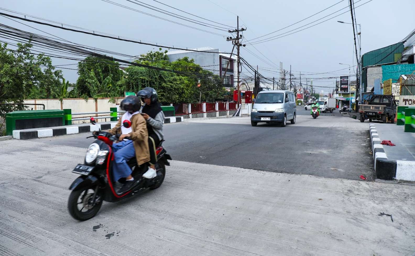 Suasana terkini jembatan kali Cantel usai diperbaiki. (Foto: Aini/Ngopibareng.id)