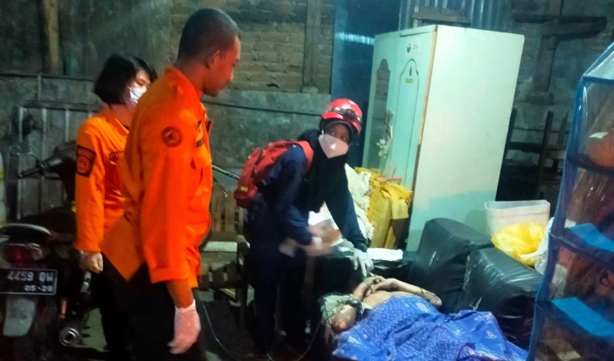 Satu korban bakar diri, sang istri meninggal dunia. (Foto: Dokumentasi BPBD Surabaya)