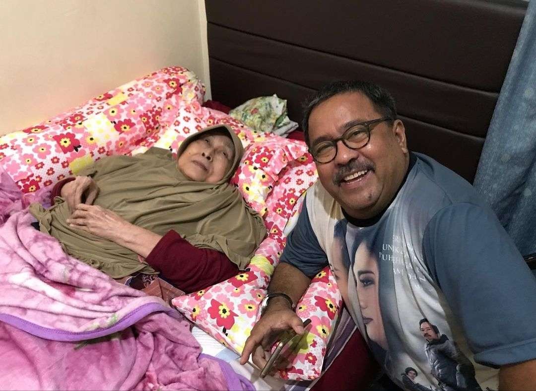 Foto kenangan Rano Karno bersama Aminah Cendrakasih, pemeran Mak Nyak di serial dan film Si Doel. (Foto: Instagram @si.rano)