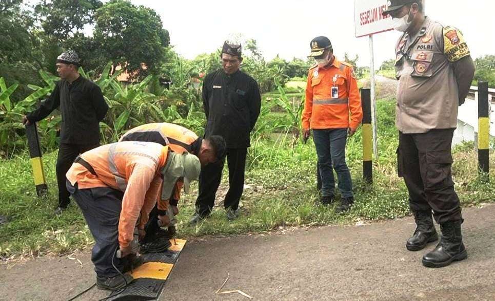 Pemasangan speed bump di wilayah Rogojampi, Banyuwangi (Foto:istimewa)