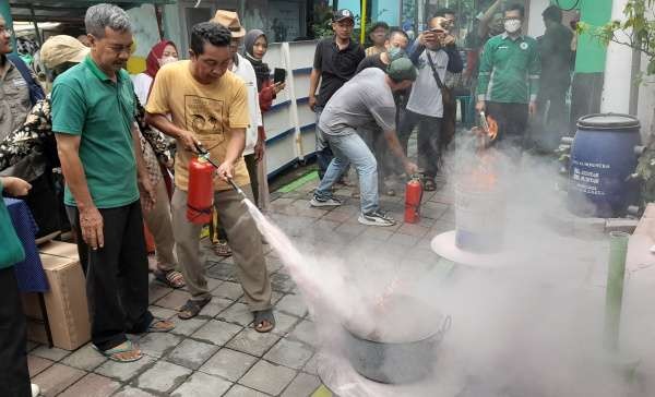 Warga kampung Maspati Surabaya saat berlatih mengunakan APAR, sebagai upaya preventif cegah kebakaran. (Foto: Ist)