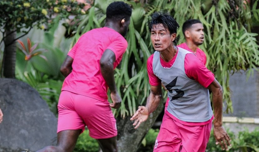 Skuat Arema FC saat menjalani sesi latihan jelang laga melawan Bhayangkara FC (Foto: Twitter/@AremafcOfficial)