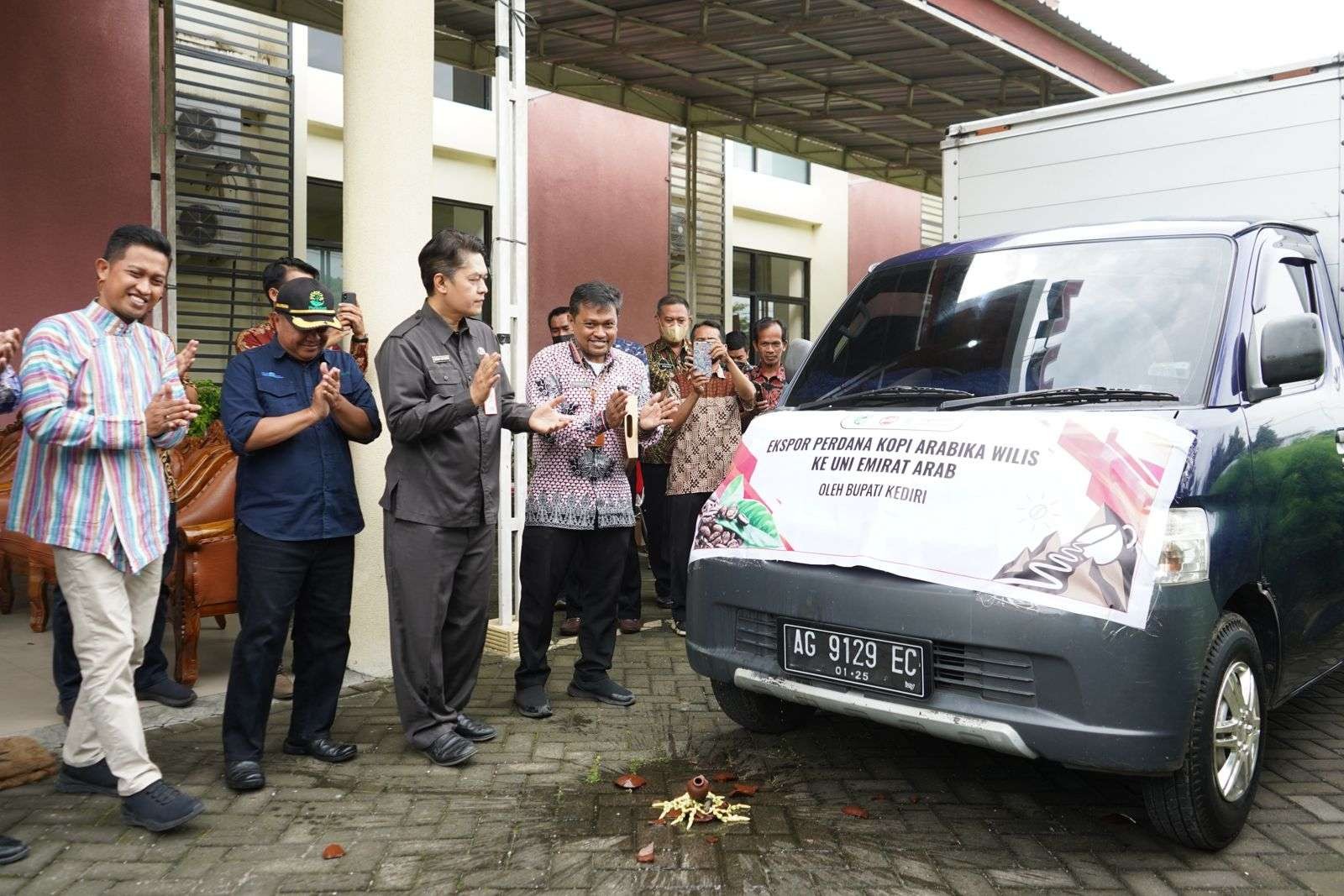 Pemerintah Kabupaten Kediri melalui Dinas Pertanian dan Perkebunan (Dispertabun) Kabupaten Kediri melakukan ekspor perdana kopi Arabika Wilis ke Uni Emirat Arab (Foto: Kominfo Kabupaten Kediri)