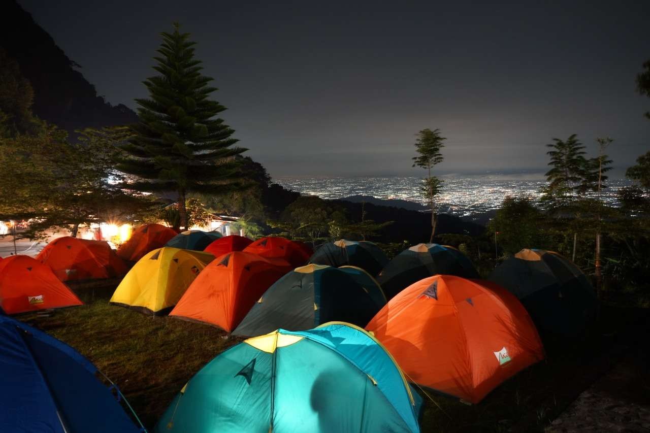 Bupati Hanindhito Himawan Pramana minta desa wisata jemput peluang saat lonjakan wisatawan pada libur Nataru. (Foto: Kominfo Kabupaten Kediri)