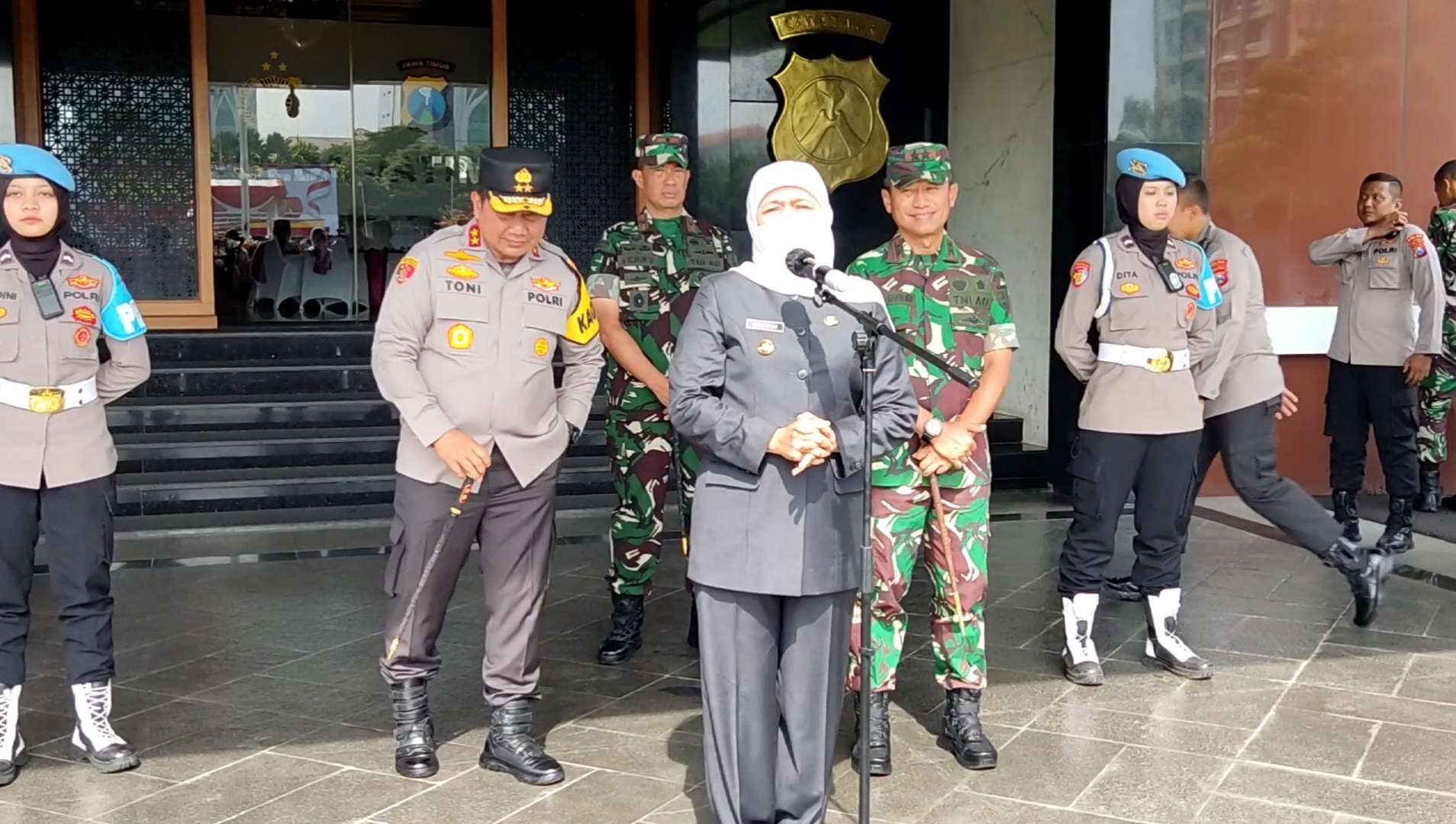 Gubernur Jatim, Khofifah Indar Parawansa saat ditemui di Mapolda Jatim, Surabaya, Kamis 22 Desember 2022. (Foto: Fariz Yarbo/Ngopibareng.id)