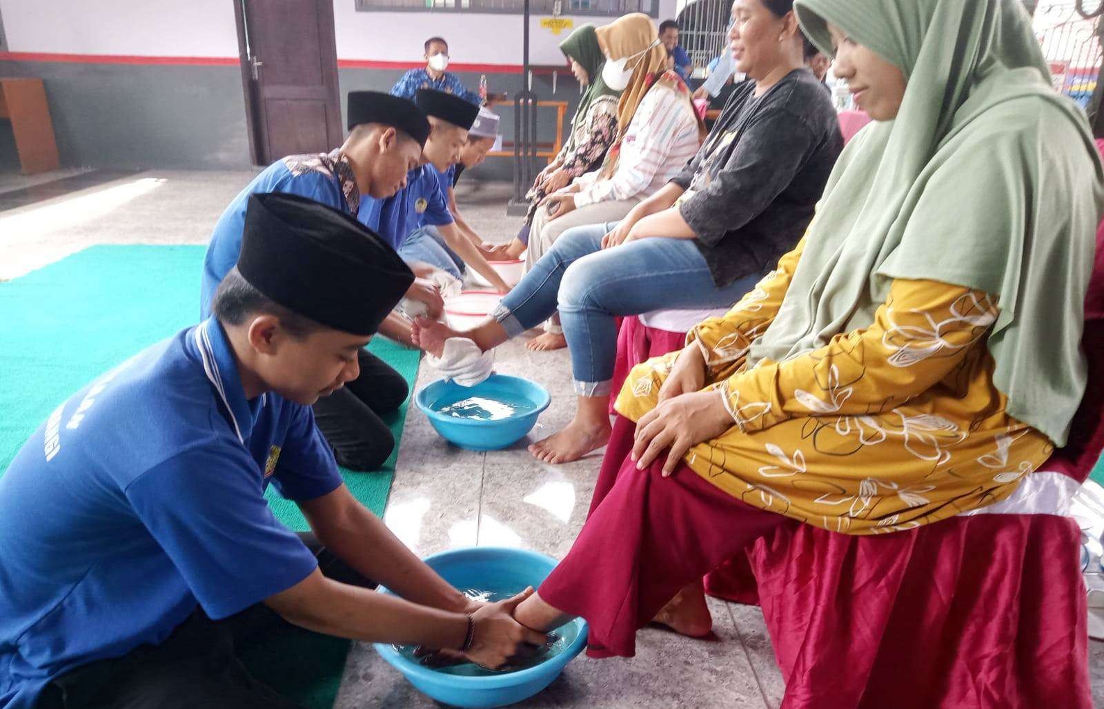 Momen ketika sejumlah warga binaan membersihkan kaki ibunya saat jam kunjungan di Lapas Banyuwangi (foto:istimewa)