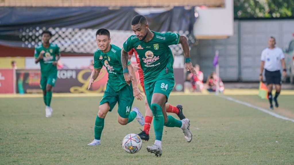 Pemain Persebaya, Silvio Junior saat tampil melawan Persis Solo di Stadion Maguwoharjo, Sleman, Rabu 21 Desember 2022. (Foto: Fariz Yarbo/Ngopibareng.id)