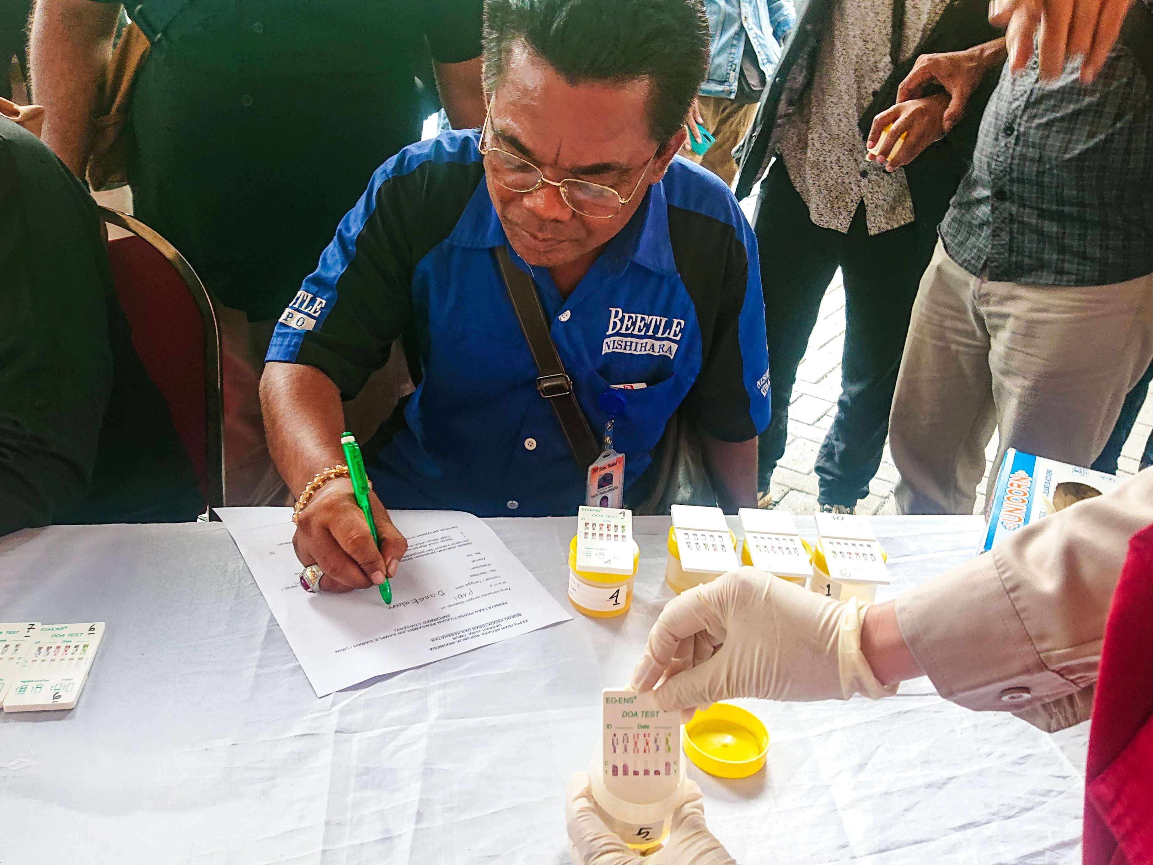 Salah satu kru bus di Terminal Purabaya saat tes urine (foto : Aini/Ngopibareng.id)