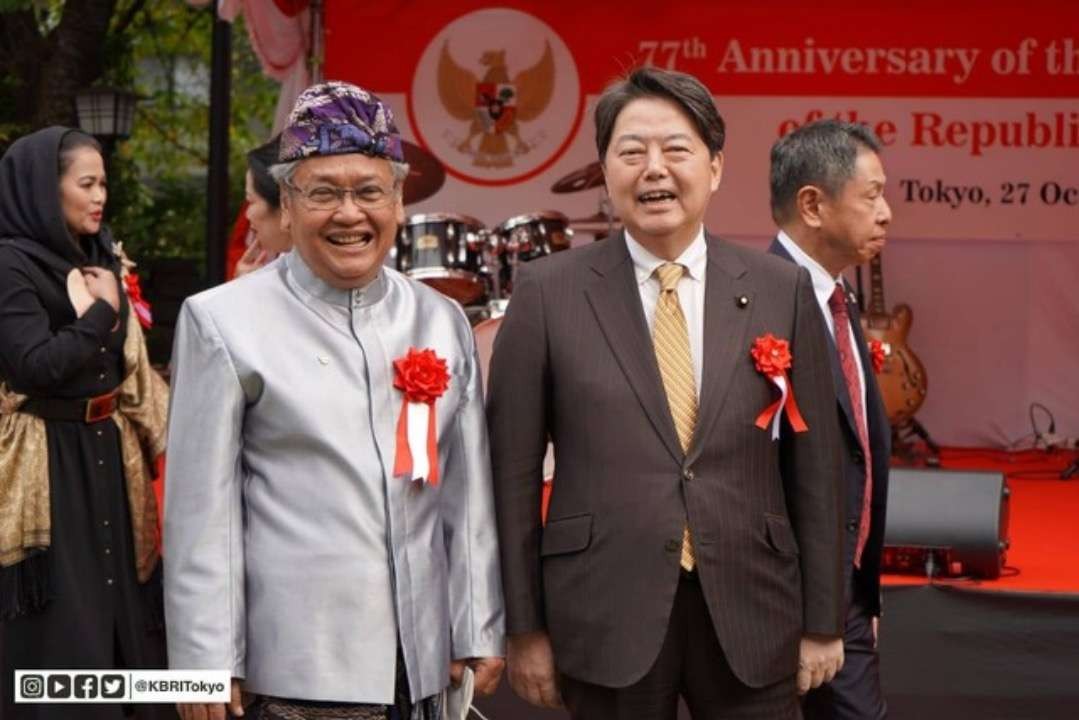 Dubes Heri Akhmadi bersama Menteri Luar Negeri Jepang Hayashi Yoshimasa dalam Resepsi Diplomatik HUT ke-77 RI di Wisma Duta KBRI Tokyo Kamis 27 Oktober 2022. (Foto:  KBRI Tokyo)