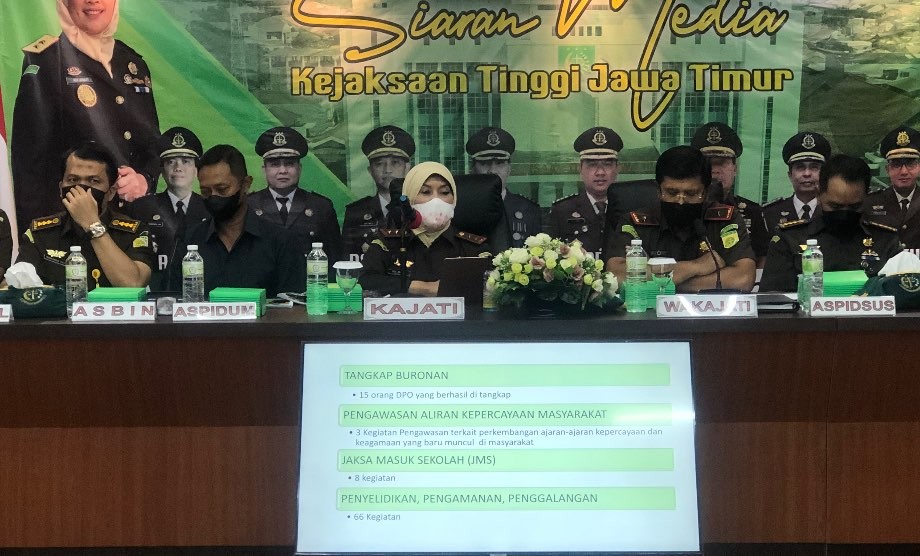 Kepala Kejati Jatim, Mia Amiati (tengah), saat jelaskan bebasnya mantan Dirut PT LIB (Foto: Andhi Dwi/Ngopibareng.id)